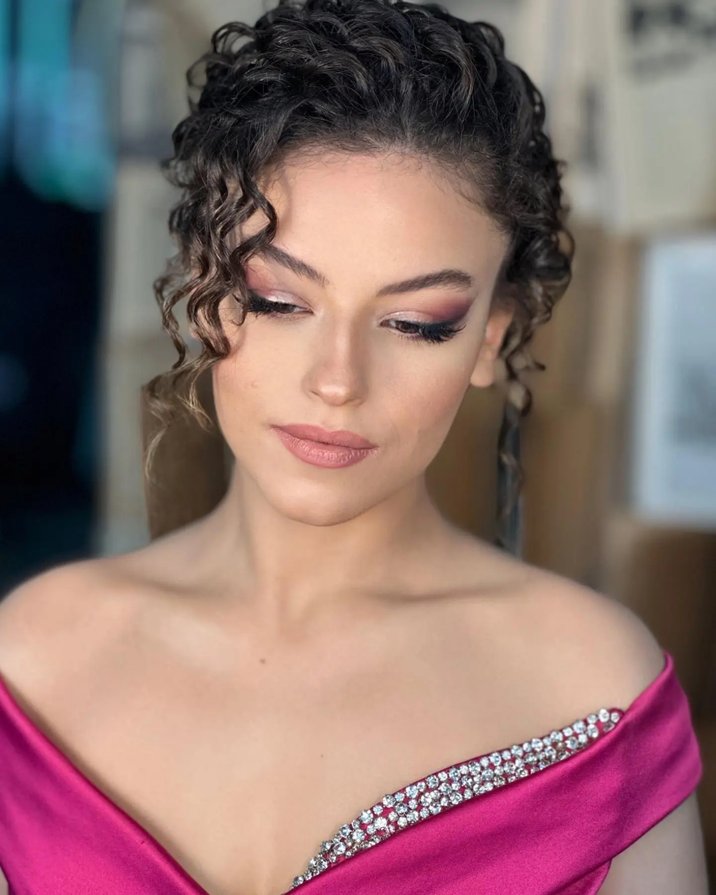 Bukleli abiye topuz ve gece makyajı